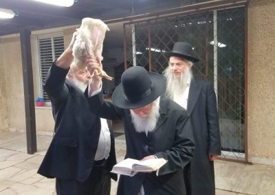 מרן הרב זילברשטיין וחתנו הרב רוט בכפרות ערב יום כיפור תשעט
