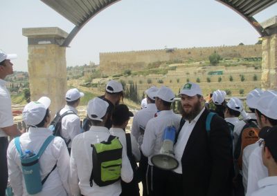 עם בחורים בהר הזיתים בירושלים (2)